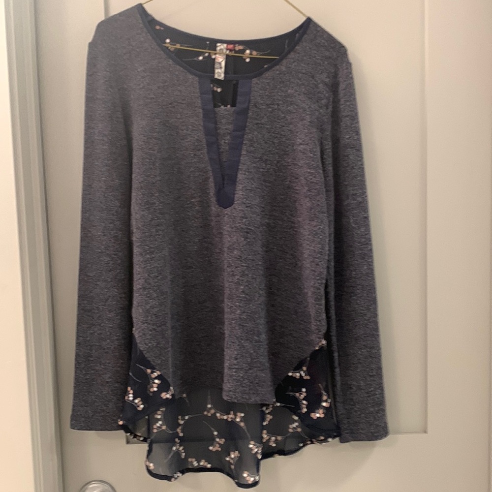 3 Stones Gray Floral Shirt Size Small EUC